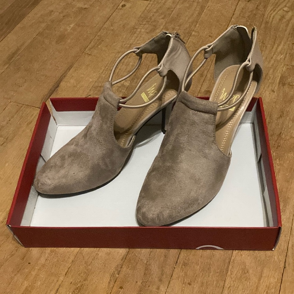 Tan Heeled Shoes with Stacked Heel and Side Cutout